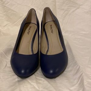Navy blue Rialto 3 inch pump size 8